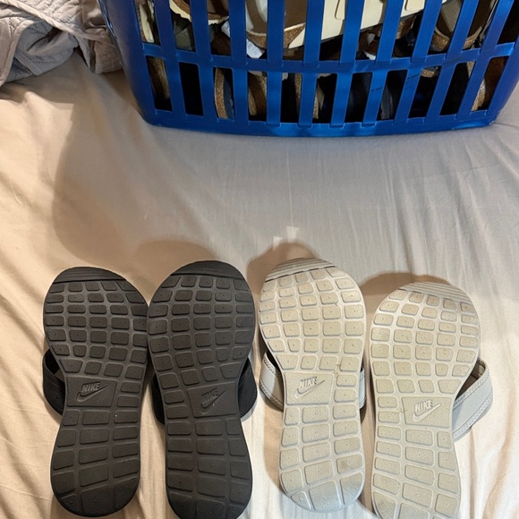 Nike Black and Tan Flip Flops - Picture 2 of 2